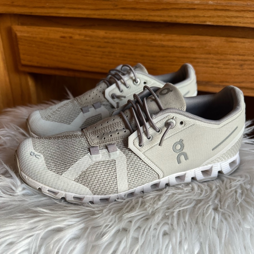 Women’s On Cloud 5 size 7.5